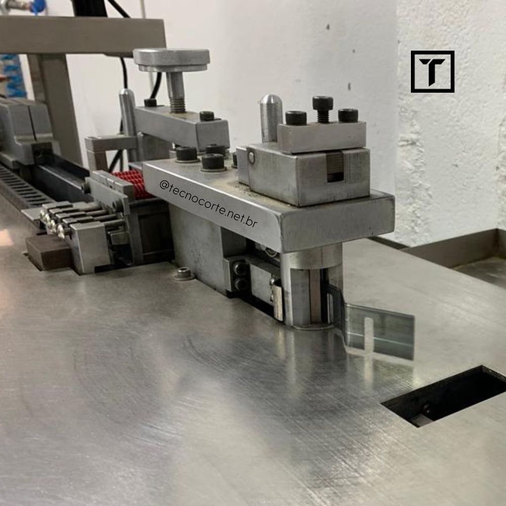 Dobradeira automatizada de lâminas