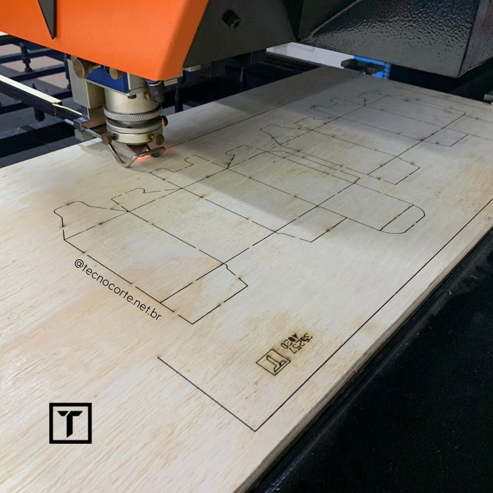 Máquina de corte a laser cortando base de faca